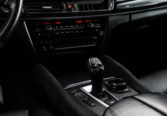 Подержанный автомобиль BMW X5 2016 года (14 фото)