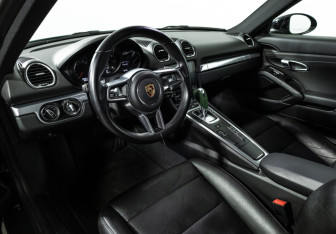 Подержанный автомобиль Porsche Cayman 2018 года (10 фото)