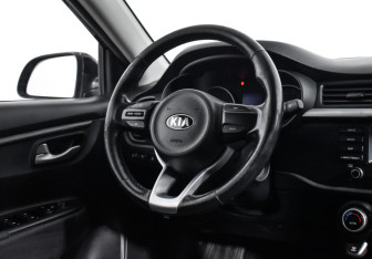 Подержанный автомобиль Kia Rio Sedan 2018 года (15 фото)