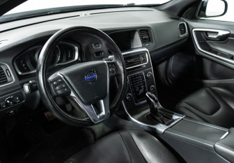 Подержанный автомобиль Volvo S60 2014 года (11 фото)