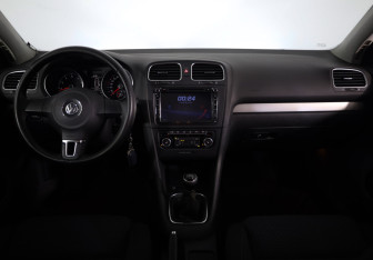 Подержанный автомобиль Volkswagen Golf Hatchback 2012 года (9 фото)