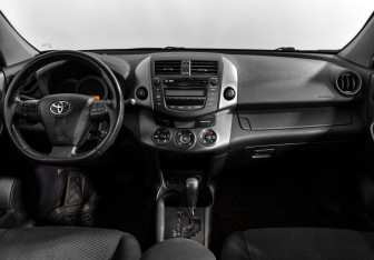 Подержанный автомобиль Toyota RAV4 2010 года (14 фото)