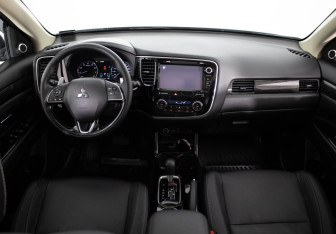 Подержанный автомобиль Mitsubishi Outlander 2015 года (9 фото)