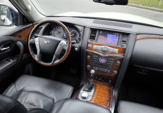 Подержанный автомобиль Infiniti QX80 2017 года (29 фото)