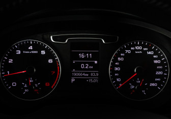 Подержанный автомобиль Audi Q3 2012 года (21 фото)