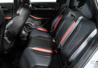 Подержанный автомобиль Geely Coolray 2023 года (10 фото)