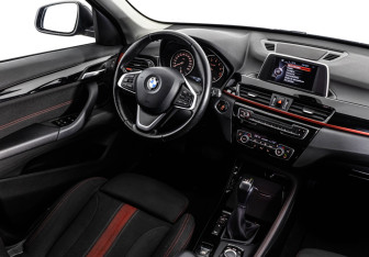 Подержанный автомобиль BMW X1 2017 года (14 фото)