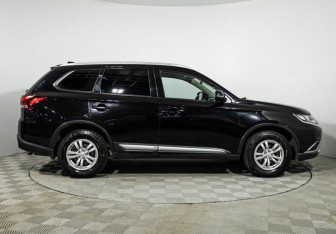 Подержанный автомобиль Mitsubishi Outlander 2017 года (4 фото)