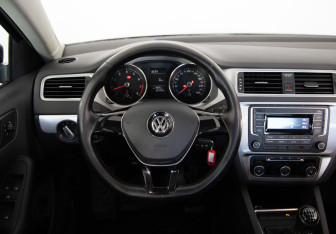 Подержанный автомобиль Volkswagen Jetta Sedan 2017 года (10 фото)