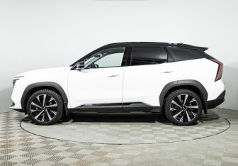 Подержанный автомобиль Geely Atlas 2024 года (8 фото)