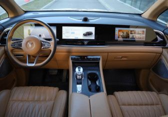 Подержанный автомобиль Voyah Dream 2023 года (9 фото)