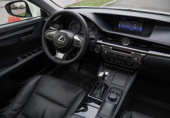 Подержанный автомобиль Lexus ES 2016 года (10 фото)