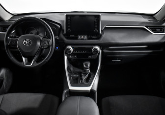 Подержанный автомобиль Toyota RAV4 2019 года (14 фото)