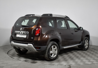 Подержанный автомобиль Renault Duster 2017 года (5 фото)