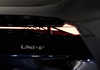 Подержанный автомобиль Changan UNI-V 2023 года (12 фото)