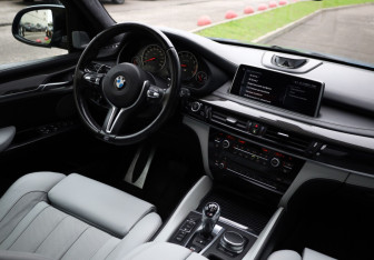 Подержанный автомобиль BMW X5 M 2017 года (15 фото)