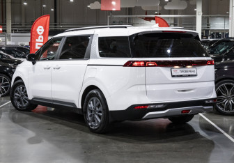 Подержанный автомобиль Kia Carnival 2021 года (11 фото)