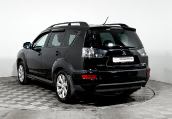Подержанный автомобиль Mitsubishi Outlander 2012 года (7 фото)