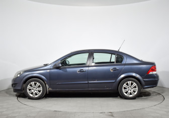 Подержанный автомобиль Opel Astra Sedan 2010 года (8 фото)