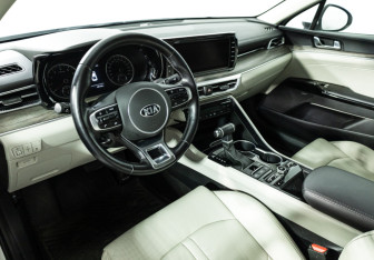 Подержанный автомобиль Kia K5 2020 года (12 фото)