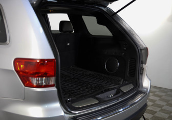 Подержанный автомобиль Jeep Grand Cherokee 2012 года (22 фото)