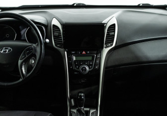 Подержанный автомобиль Hyundai i30 Hatchback 2015 года (14 фото)