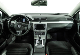 Подержанный автомобиль Volkswagen Passat Sedan 2011 года (13 фото)