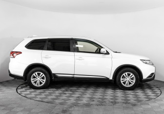 Подержанный автомобиль Mitsubishi Outlander 2019 года (4 фото)