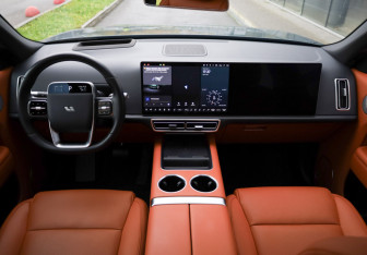 Подержанный автомобиль LiXiang L9 2023 года (8 фото)