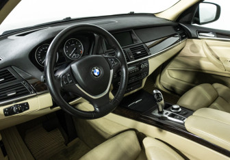 Подержанный автомобиль BMW X5 2008 года (11 фото)