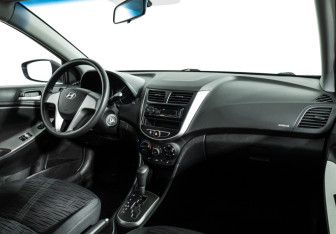 Подержанный автомобиль Hyundai Solaris Hatchback 2015 года (9 фото)