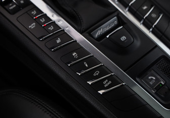 Подержанный автомобиль Porsche Macan 2019 года (21 фото)