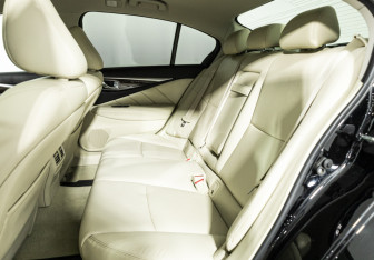 Подержанный автомобиль Infiniti Q50 2017 года (10 фото)
