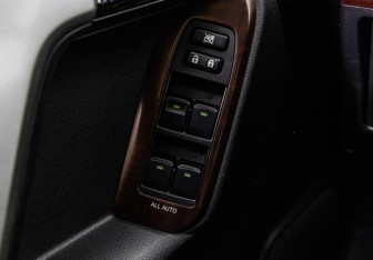 Подержанный автомобиль Toyota Land Cruiser Prado 2016 года (22 фото)