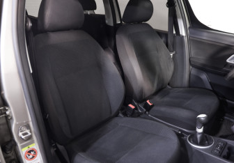 Подержанный автомобиль Skoda Roomster 2008 года (17 фото)