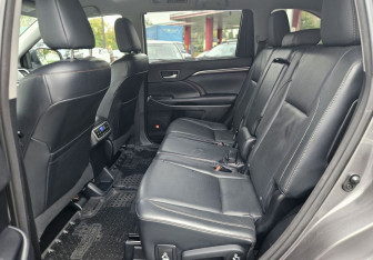 Подержанный автомобиль Toyota Highlander 2015 года (17 фото)