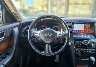 Подержанный автомобиль Infiniti QX70 2014 года (16 фото)