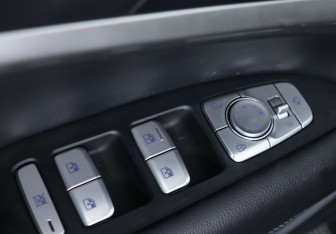Подержанный автомобиль Genesis G70 2022 года (16 фото)