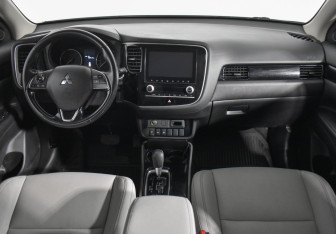 Подержанный автомобиль Mitsubishi Outlander 2022 года (13 фото)