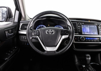 Подержанный автомобиль Toyota Highlander 2015 года (11 фото)