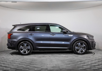 Подержанный автомобиль Kia Sorento 2022 года (4 фото)