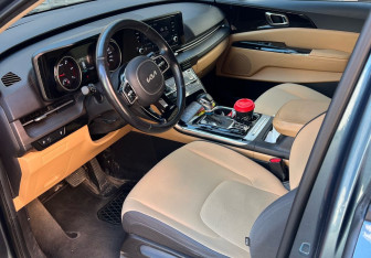 Подержанный автомобиль Kia Carnival 2022 года (6 фото)