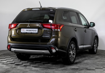 Подержанный автомобиль Mitsubishi Outlander 2016 года (5 фото)
