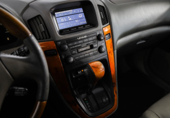 Подержанный автомобиль Lexus RX 2002 года (16 фото)