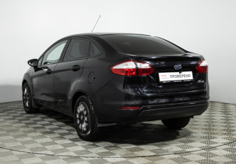 Подержанный автомобиль Ford Fiesta Sedan 2015 года (7 фото)
