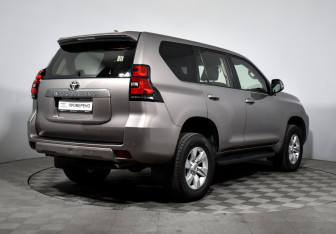 Подержанный автомобиль Toyota Land Cruiser Prado 2019 года (5 фото)