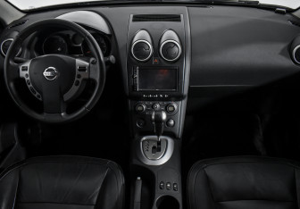 Подержанный автомобиль Nissan Qashqai 2008 года (15 фото)