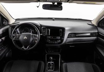 Подержанный автомобиль Mitsubishi Outlander 2018 года (10 фото)