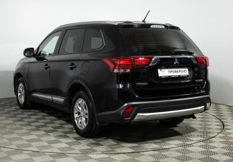 Подержанный автомобиль Mitsubishi Outlander 2015 года (7 фото)