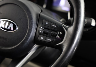 Подержанный автомобиль Kia Carnival 2018 года (11 фото)